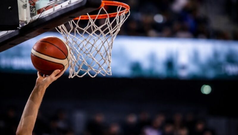 Košarkaška lopta ulazi u obruč tokom utakmice u dvorani