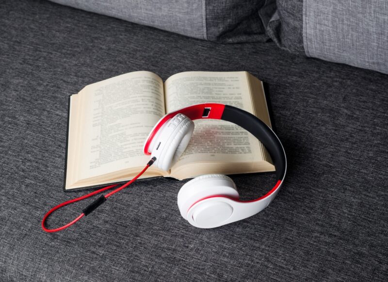 prikaz knjige i slušalica